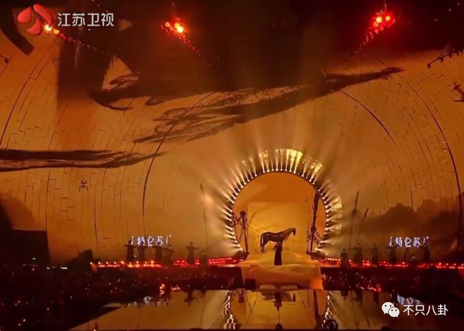 太热闹了吧！居然有九对情侣要结婚？