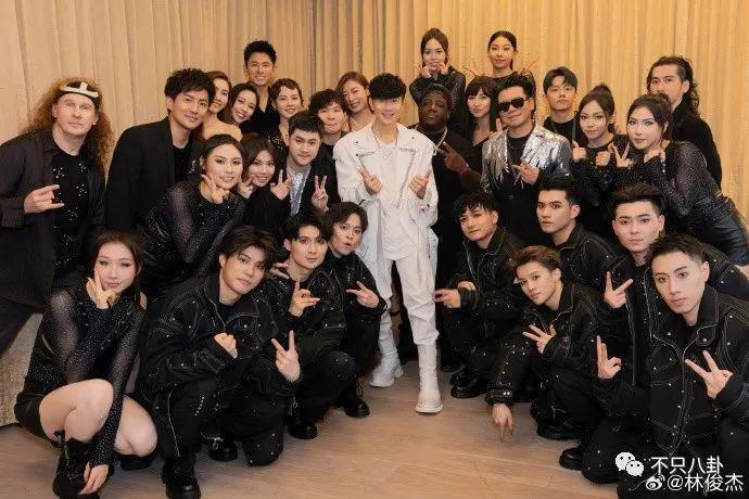 太热闹了吧！居然有九对情侣要结婚？