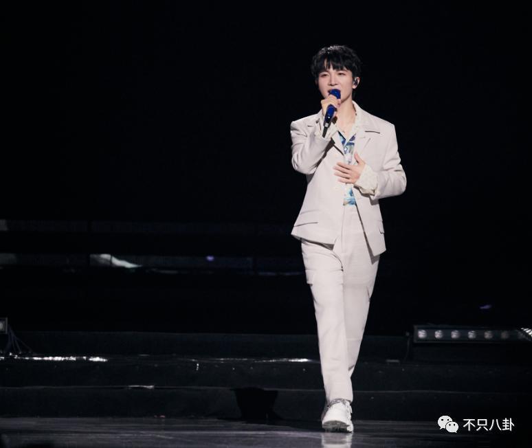 太热闹了吧！居然有九对情侣要结婚？