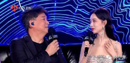 太热闹了吧！居然有九对情侣要结婚？