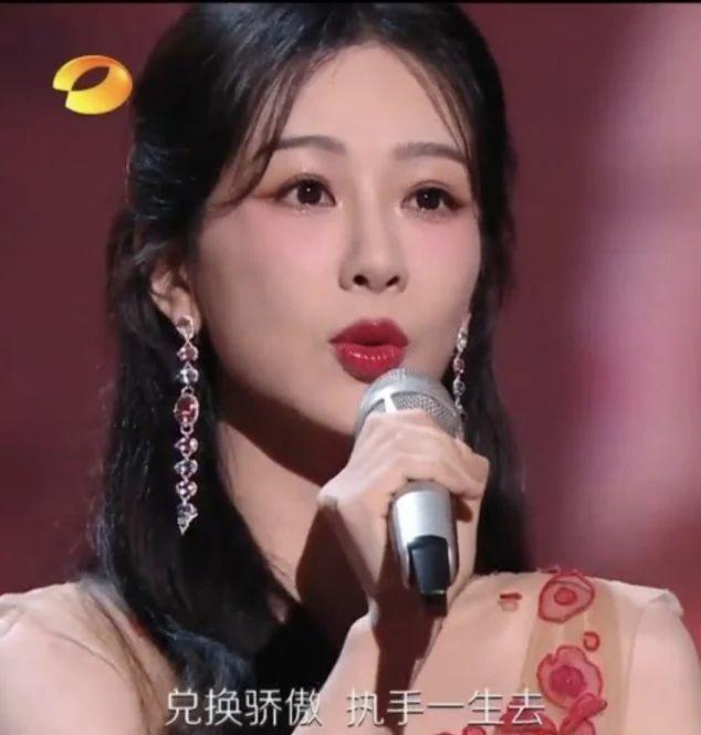 她的妆容 舞台又被嘲了？