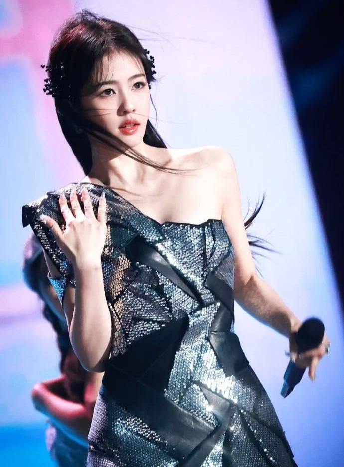 她的妆容 舞台又被嘲了？