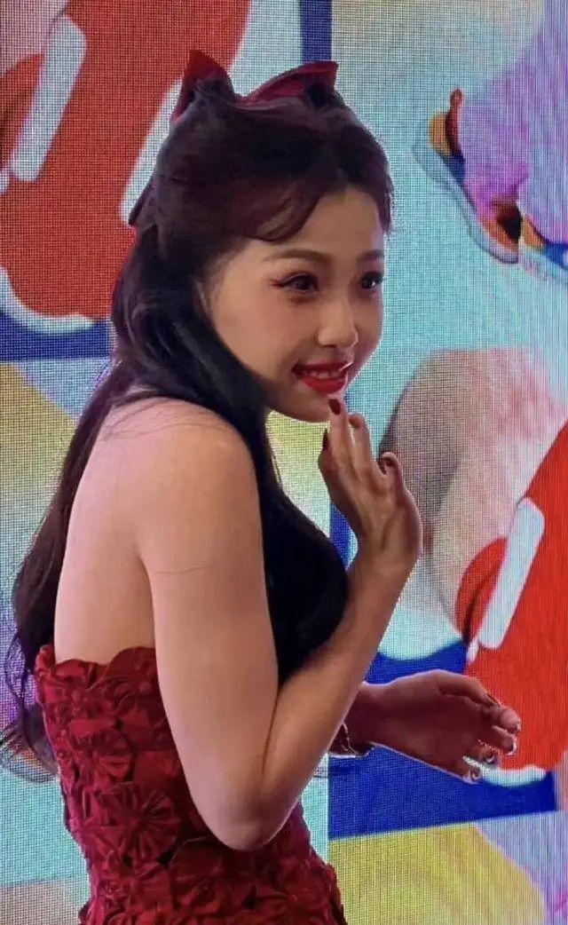 她的妆容 舞台又被嘲了？