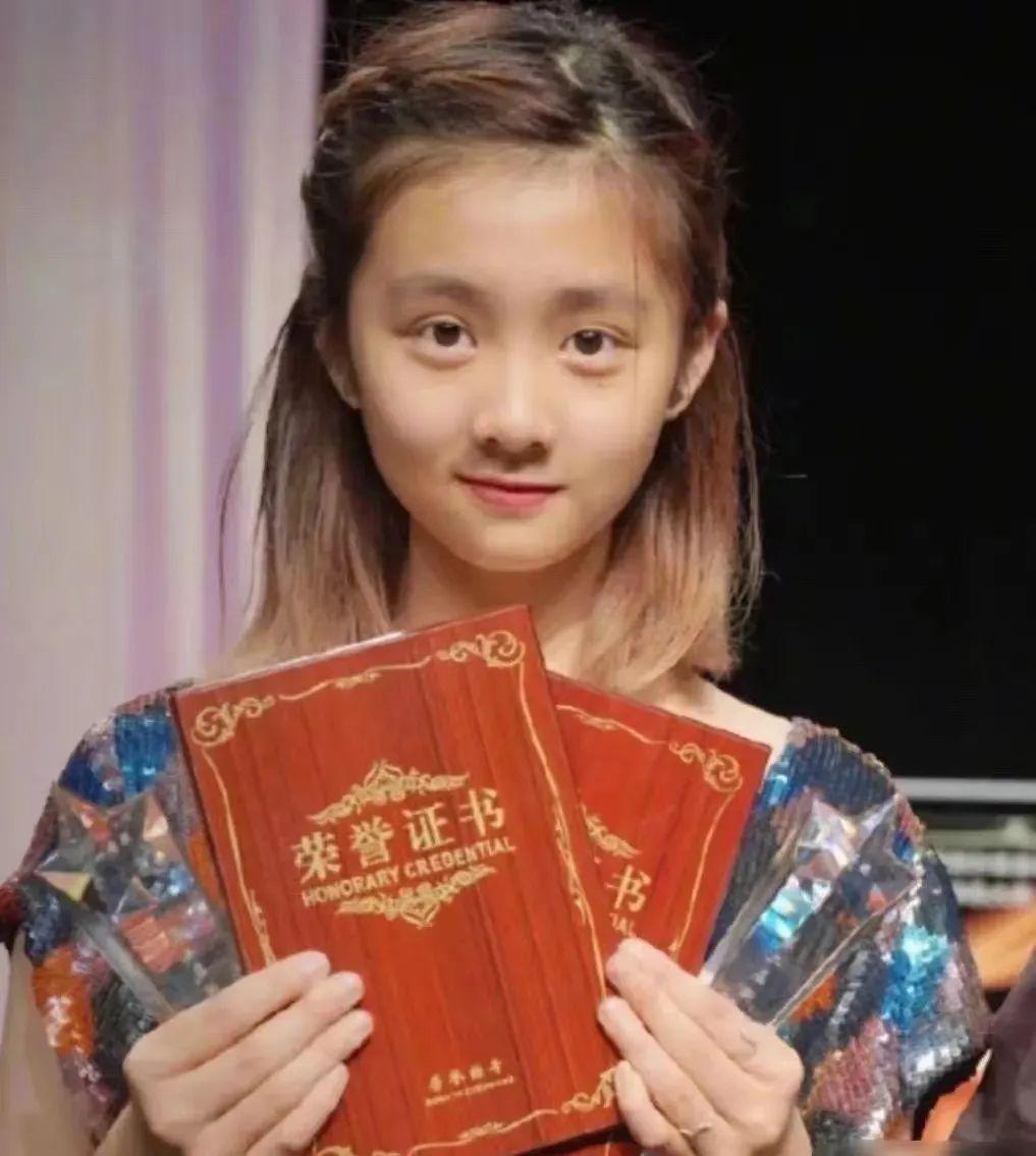 百亿星二代名媛，被强捧就能赢？