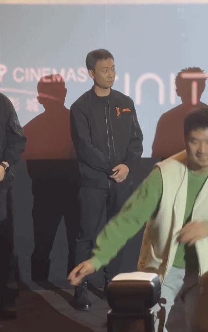 被耍到当众黑脸，热搜声援也救不了他