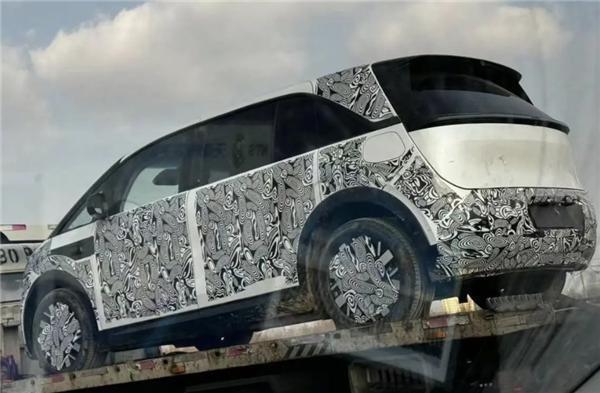 极氪全新 MPV 谍照曝光：007 同款灯组，前后侧滑门