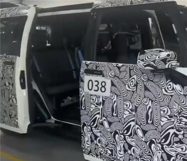 极氪全新 MPV 谍照曝光：007 同款灯组，前后侧滑门