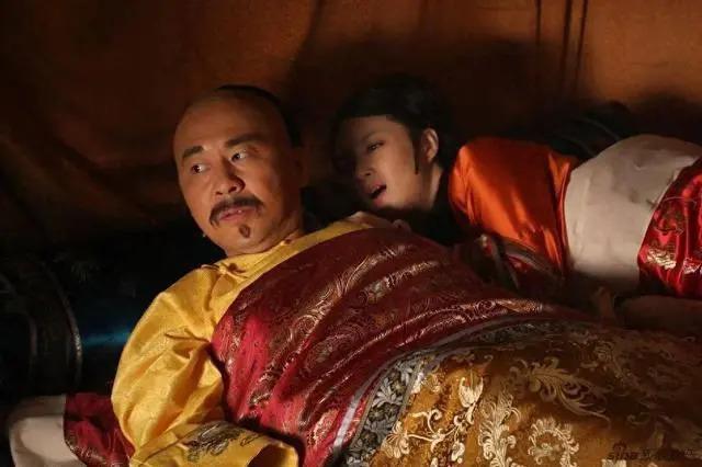 甄嬛传拍摄时，陈建斌拍了一下蒋欣的屁股，她的反应绝了