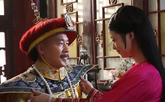 甄嬛传拍摄时，陈建斌拍了一下蒋欣的屁股，她的反应绝了