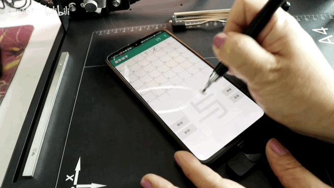 五年前帮初中生写作业的写字机器人，现在被网友捧上了神坛。