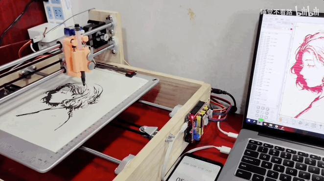 五年前帮初中生写作业的写字机器人，现在被网友捧上了神坛。