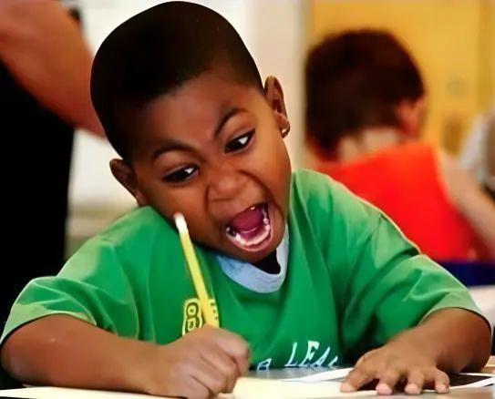 五年前帮初中生写作业的写字机器人，现在被网友捧上了神坛。