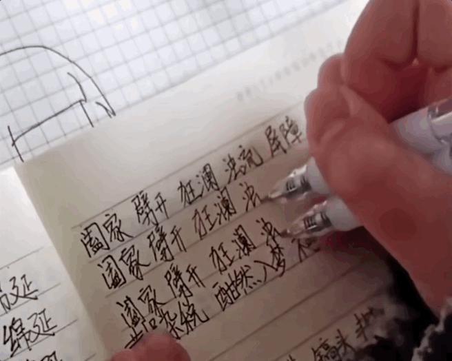 五年前帮初中生写作业的写字机器人，现在被网友捧上了神坛。