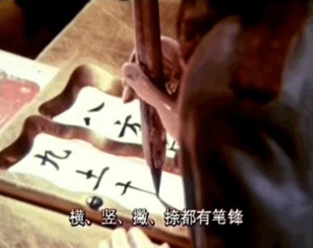 五年前帮初中生写作业的写字机器人，现在被网友捧上了神坛。