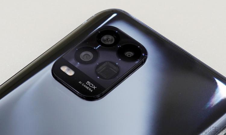 旗舰“开卷”潜望式长焦，对中端机可能是件坏事