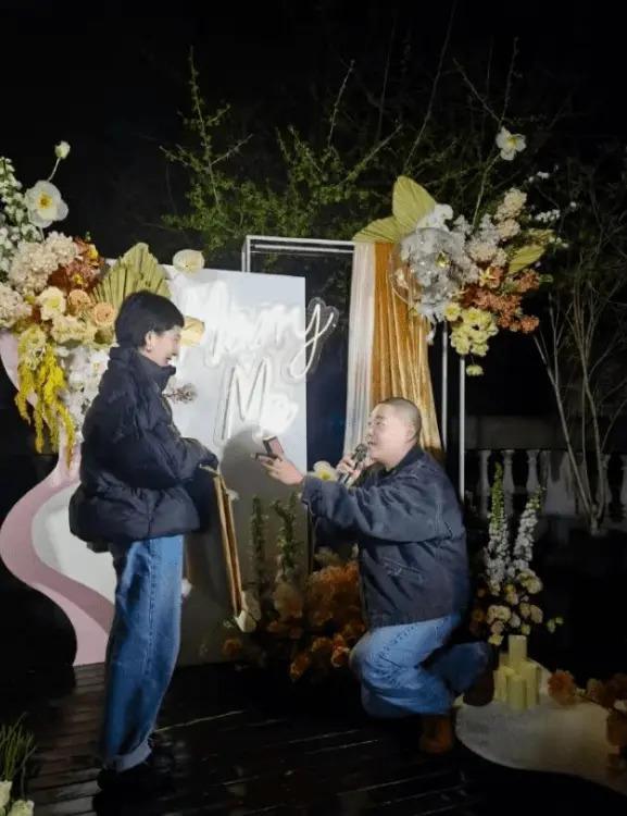 郝劭文妻子曝8岁女儿遭校园霸凌，每年学费近20万