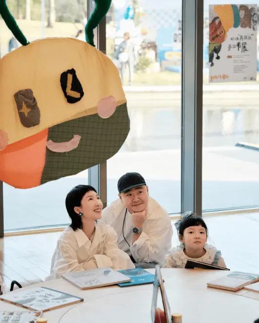 郝劭文妻子曝8岁女儿遭校园霸凌，每年学费近20万