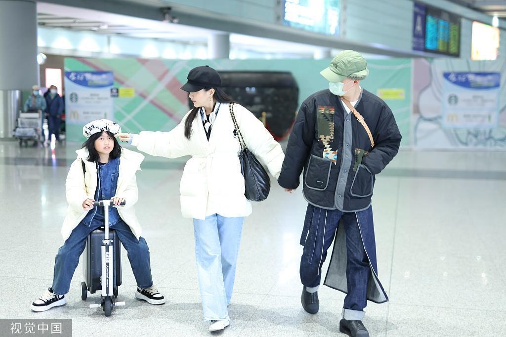 包贝尔包文婧夫妇带女儿亮相机场 一家三口亲密温馨