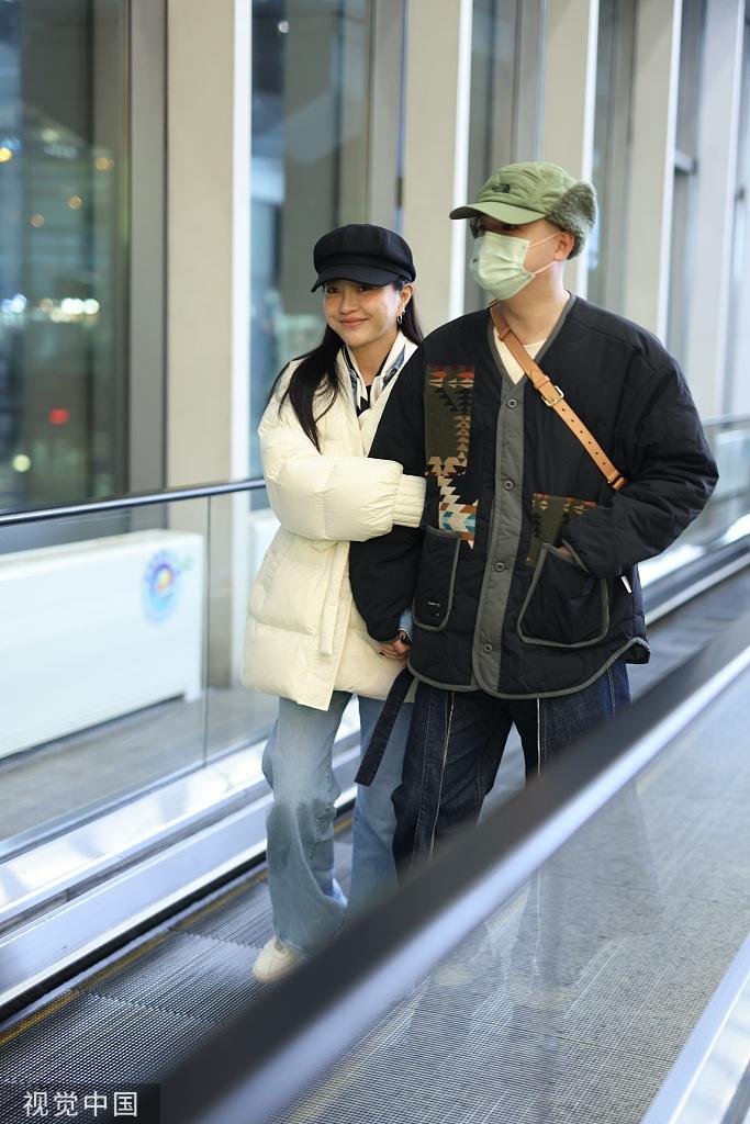 包贝尔包文婧夫妇带女儿亮相机场 一家三口亲密温馨