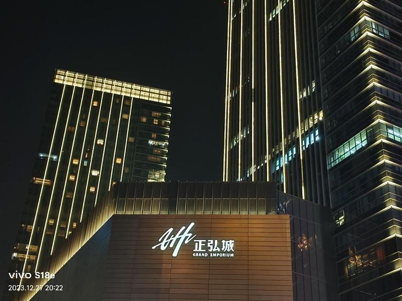 柔光 环闪 远近都能拍！vivo S18e评测：2千档最懂人像的手机