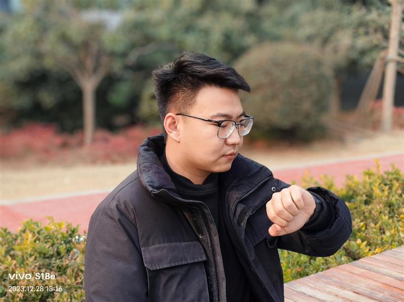 柔光 环闪 远近都能拍！vivo S18e评测：2千档最懂人像的手机