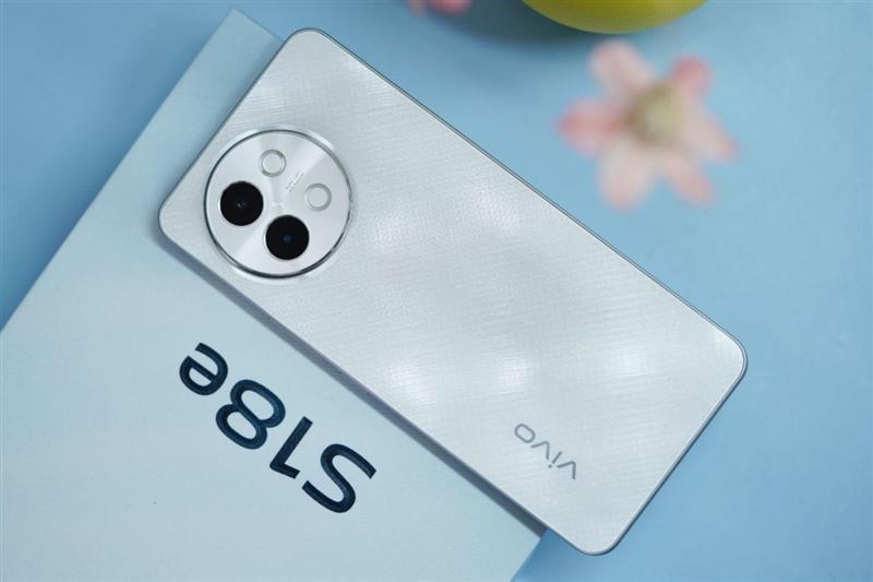 柔光 环闪 远近都能拍！vivo S18e评测：2千档最懂人像的手机