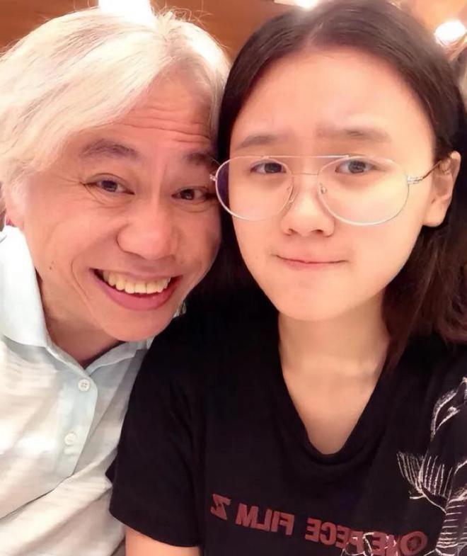 曝“爷孙恋”女主林靖恩流落街头，近状令人唏嘘，继子回应