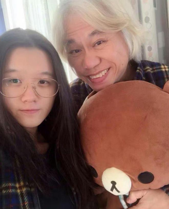 曝“爷孙恋”女主林靖恩流落街头，近状令人唏嘘，继子回应