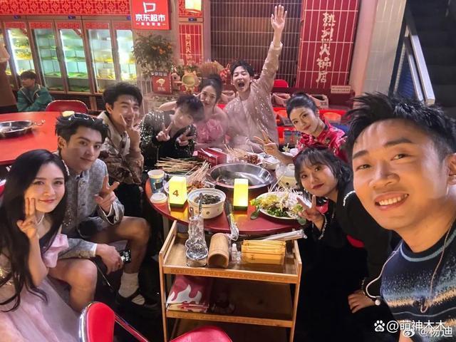 24年首个名场面！檀健次晒精修图杨迪原图直出，好尴尬