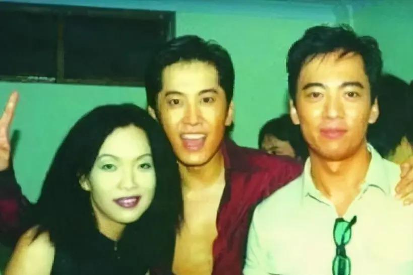 领奖前夜父母惨遭杀害，含泪退出乐坛后，如今的他怎样了