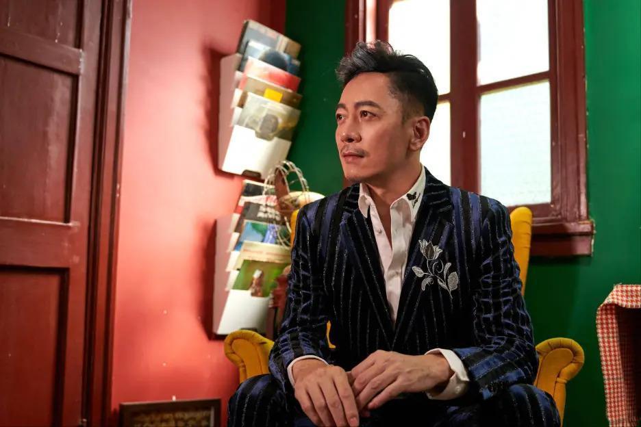 领奖前夜父母惨遭杀害，含泪退出乐坛后，如今的他怎样了