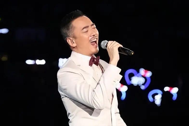 领奖前夜父母惨遭杀害，含泪退出乐坛后，如今的他怎样了