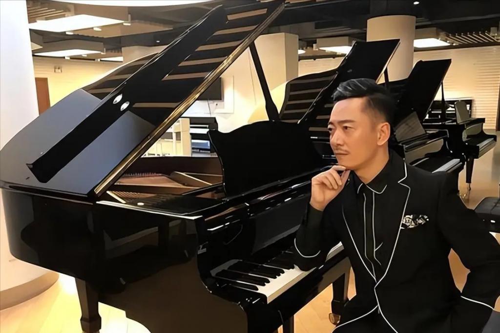 领奖前夜父母惨遭杀害，含泪退出乐坛后，如今的他怎样了