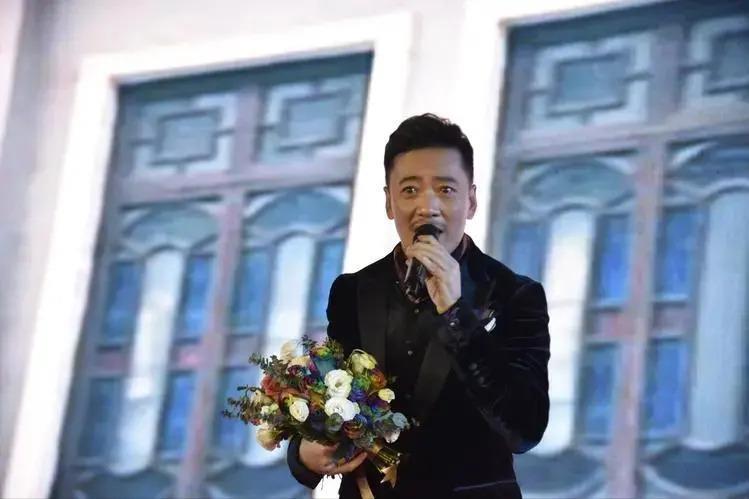 领奖前夜父母惨遭杀害，含泪退出乐坛后，如今的他怎样了