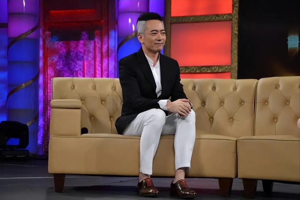 领奖前夜父母惨遭杀害，含泪退出乐坛后，如今的他怎样了
