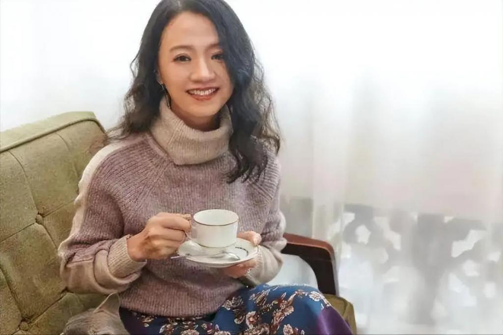 领奖前夜父母惨遭杀害，含泪退出乐坛后，如今的他怎样了