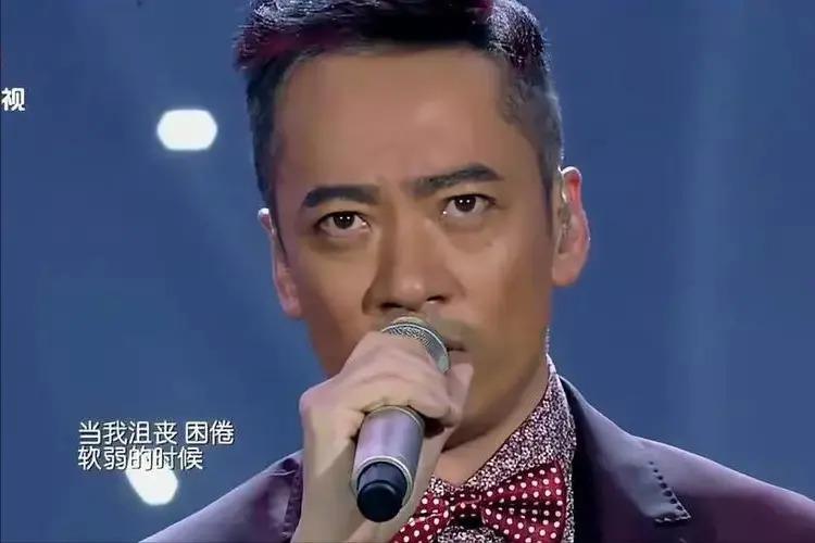 领奖前夜父母惨遭杀害，含泪退出乐坛后，如今的他怎样了