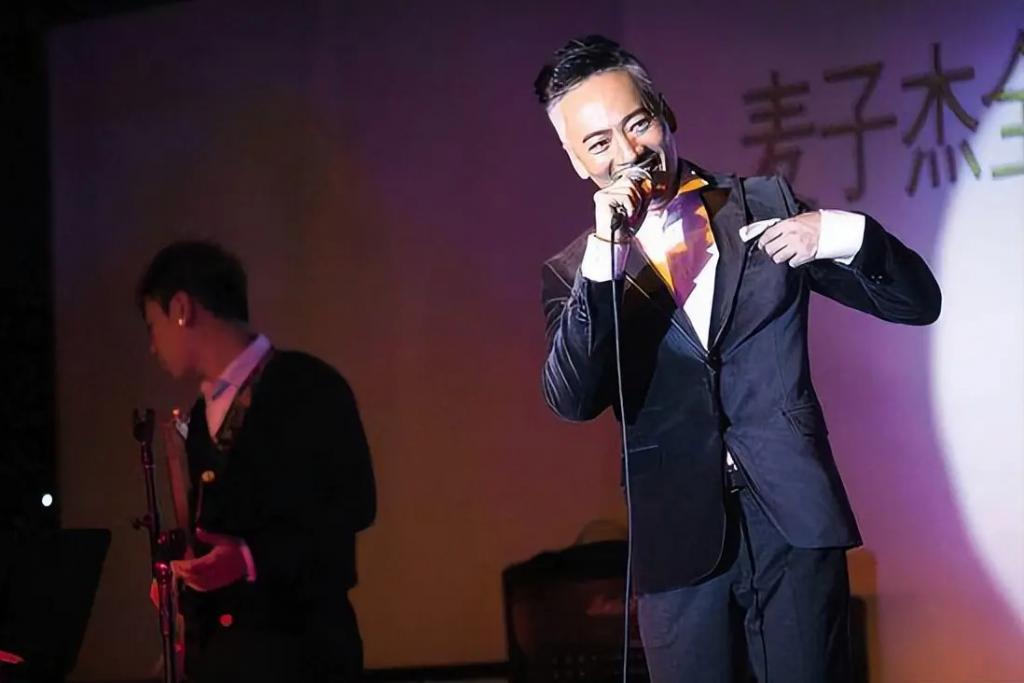 领奖前夜父母惨遭杀害，含泪退出乐坛后，如今的他怎样了