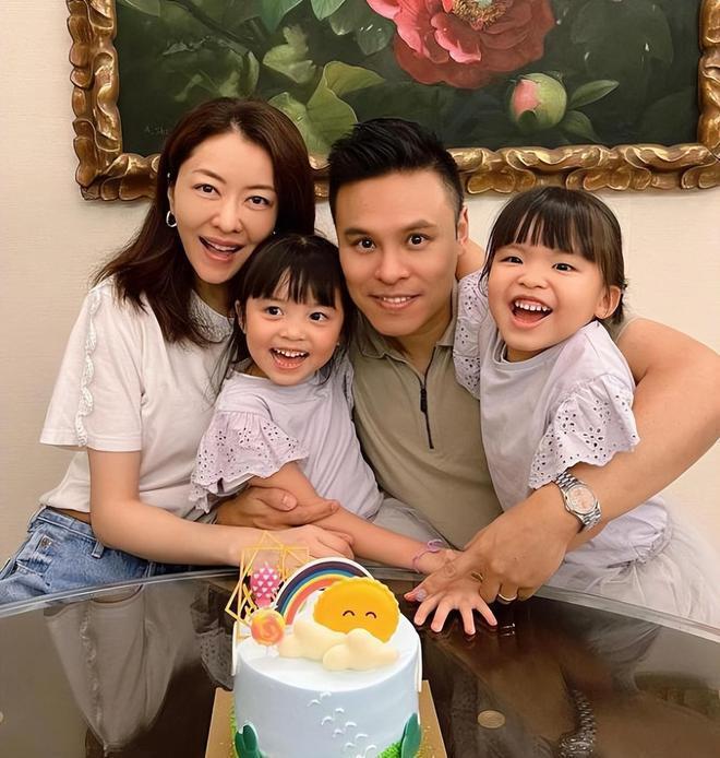 熊黛林双胞胎女儿模样大变，一家四口晒幸福
