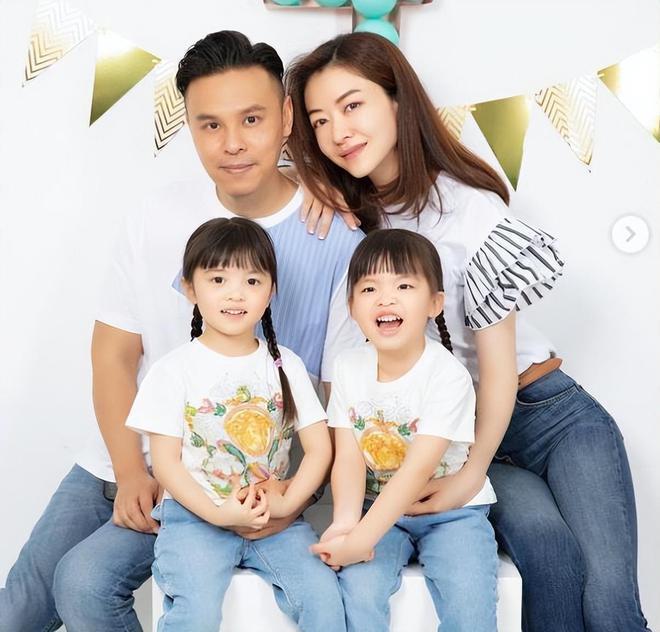 熊黛林双胞胎女儿模样大变，一家四口晒幸福