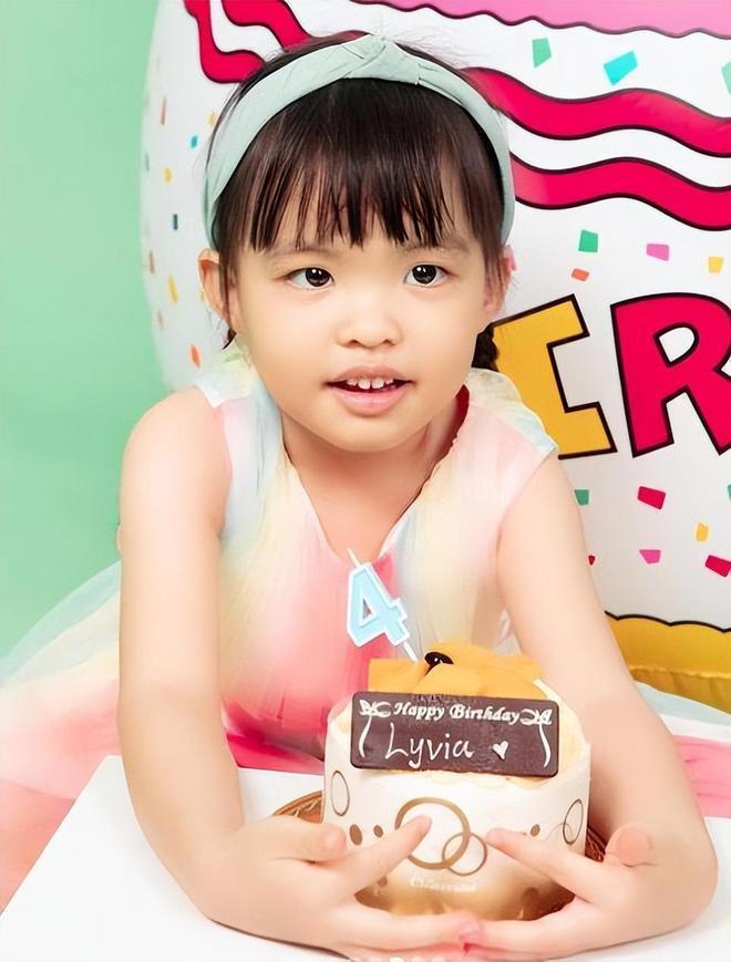 熊黛林双胞胎女儿模样大变，一家四口晒幸福