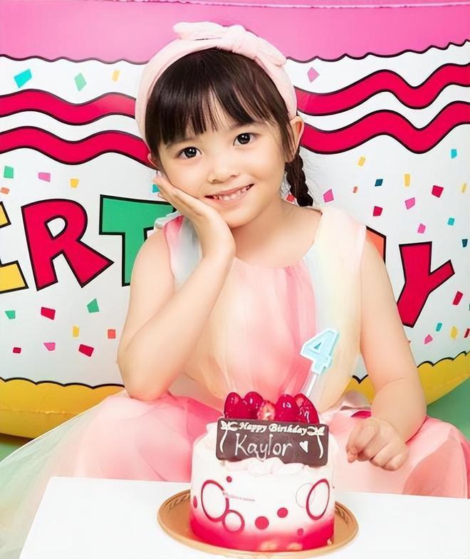 熊黛林双胞胎女儿模样大变，一家四口晒幸福