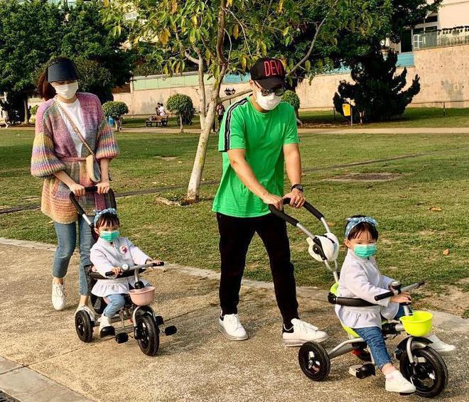 熊黛林双胞胎女儿模样大变，一家四口晒幸福