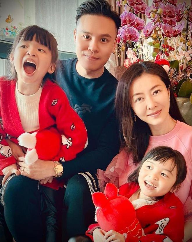 熊黛林双胞胎女儿模样大变，一家四口晒幸福