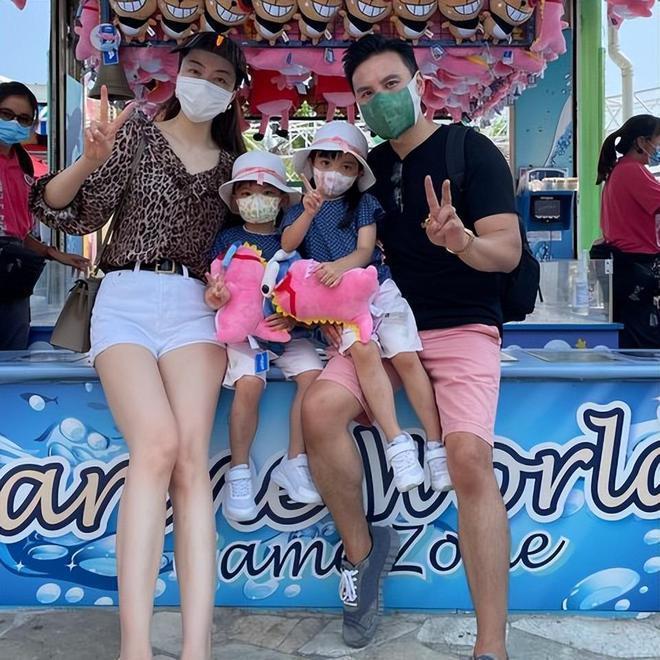 熊黛林双胞胎女儿模样大变，一家四口晒幸福