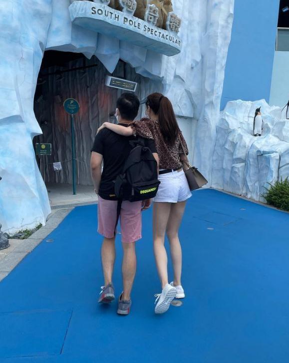 熊黛林双胞胎女儿模样大变，一家四口晒幸福