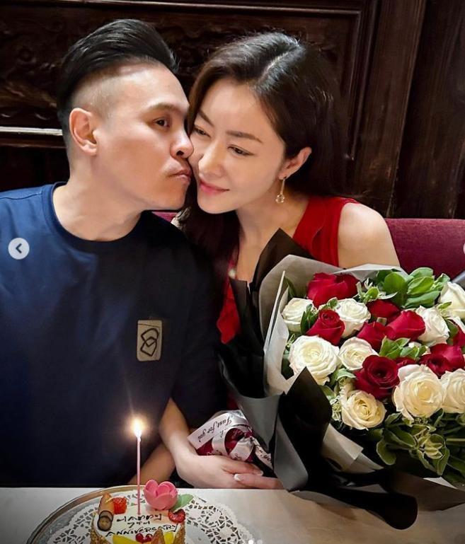 熊黛林双胞胎女儿模样大变，一家四口晒幸福