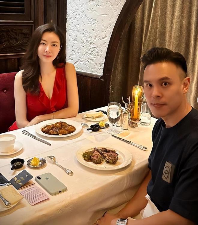 熊黛林双胞胎女儿模样大变，一家四口晒幸福