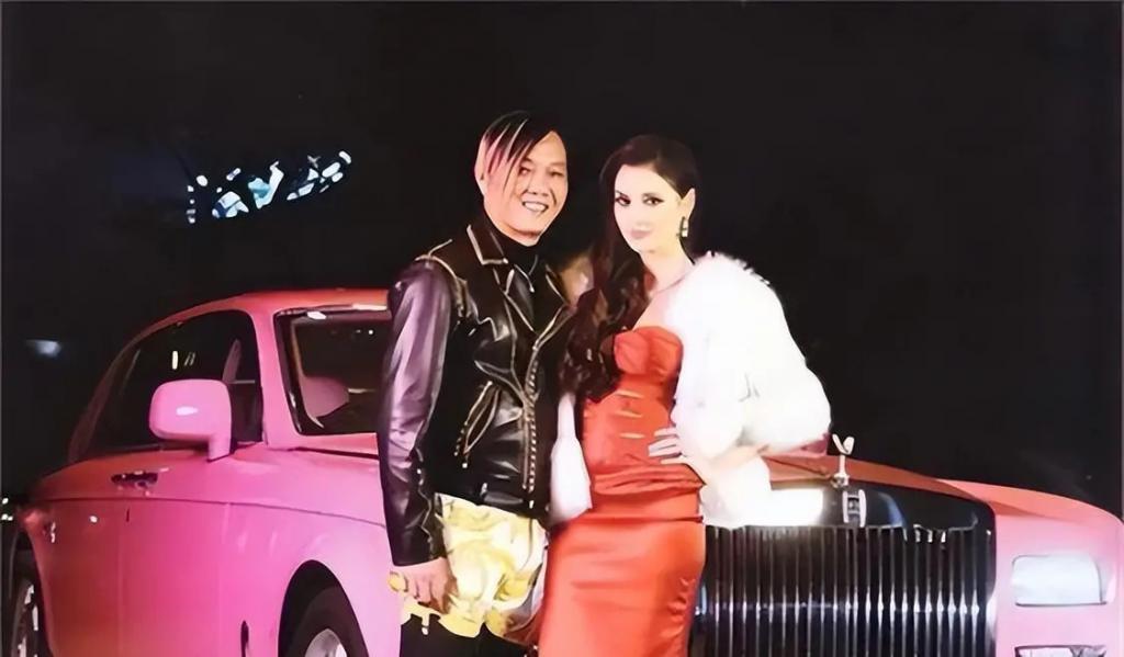 洪永时：澳门新赌王，购30辆劳斯莱斯，四婚迎娶嫩模。