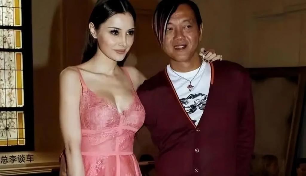 洪永时：澳门新赌王，购30辆劳斯莱斯，四婚迎娶嫩模。